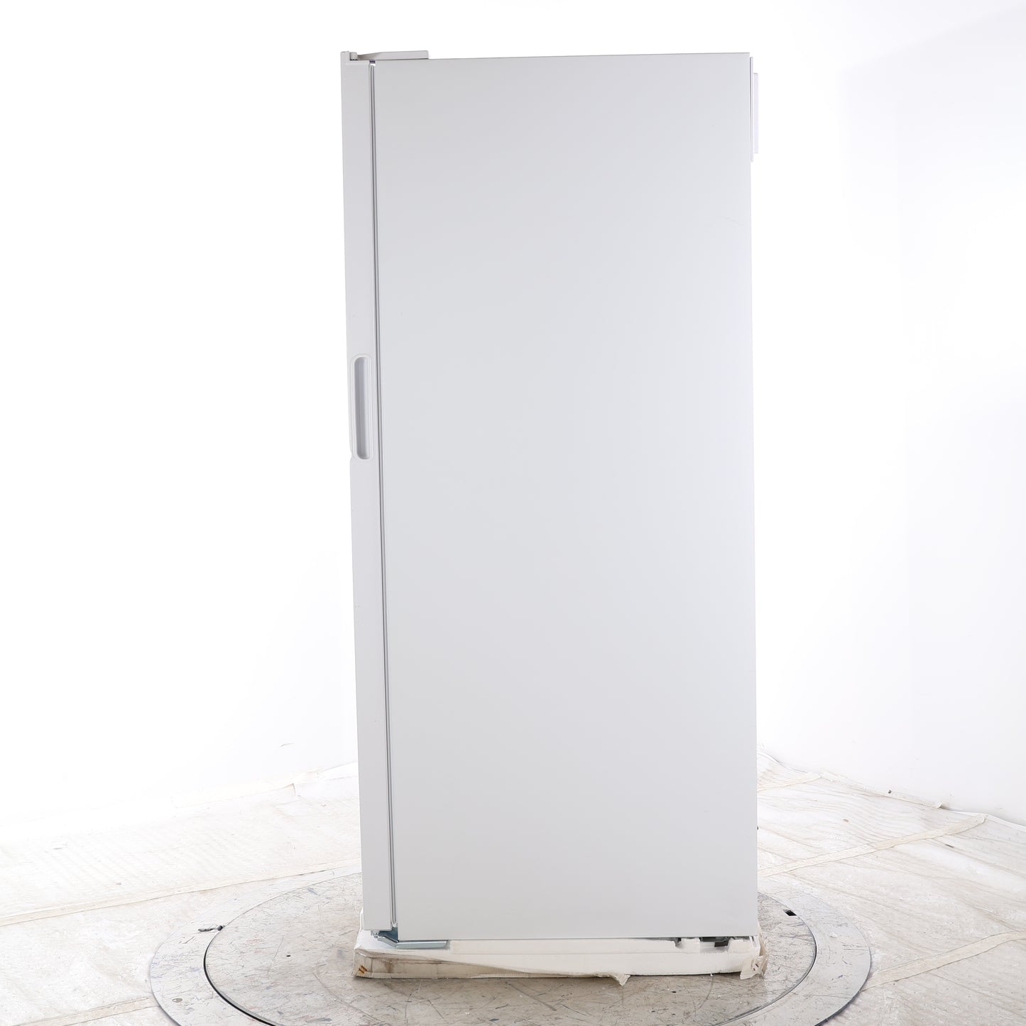 FRIGIDAIRE 28 INCH FREESTANDING UPRIGHT FREEZER WITH 16.0 CU. FT. CAPACITY - FFFU16F2VW